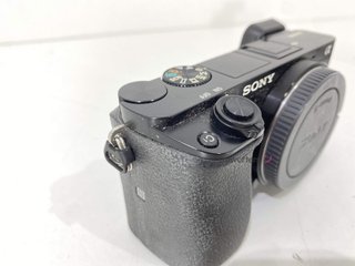 camara digital evil sony alpha a6000 (ilce-6000)