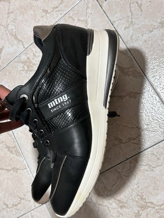 Zapatillas Mustang negras y blancas