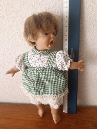 Muñeca con traje verde y blanco