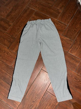 Pantalones grises con raya lateral