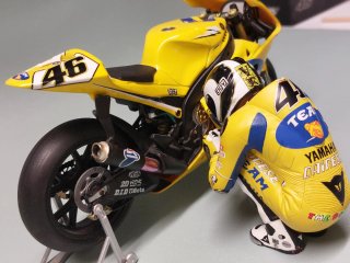 Figurino  Minichamps accosciato