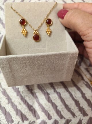 Conjunto collar y pendientes oro y rojo