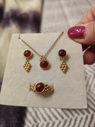 Conjunto collar y pendientes oro y rojo y anillo