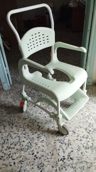 Silla de ducha con ruedas y freno
