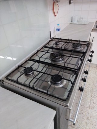 Cocina a gas de acero inoxidable (seminueva).