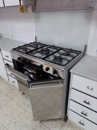 Cocina a gas de acero inoxidable (seminueva).