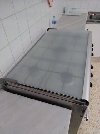 Cocina a gas de acero inoxidable (seminueva).