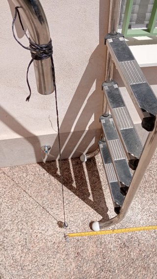 Escalera para piscina de metal y plástico