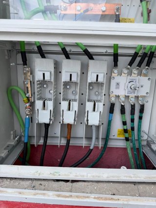 Instalador de aires acondicionados y electricidad