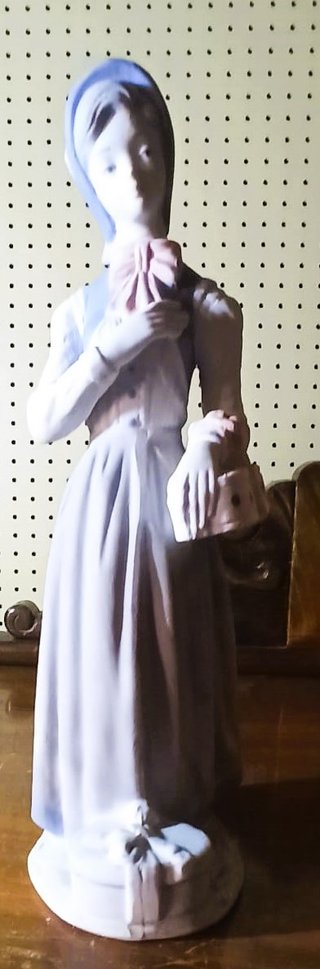 Figura de porcelana mujer con cesta