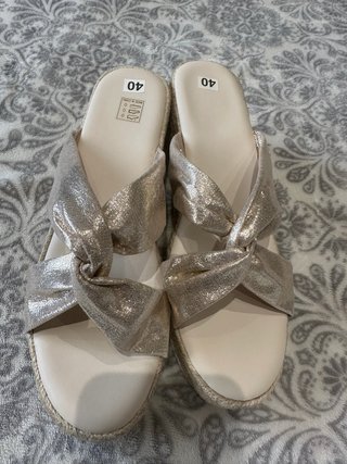 Sandalias doradas beige talla 40