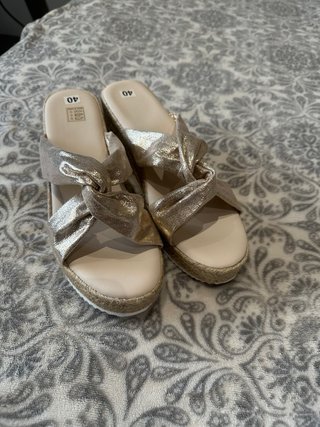 Sandalias doradas beige talla 40
