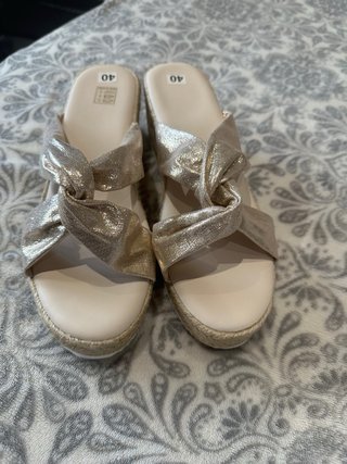 Sandalias doradas beige talla 40