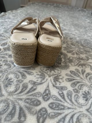 Sandalias doradas beige talla 40
