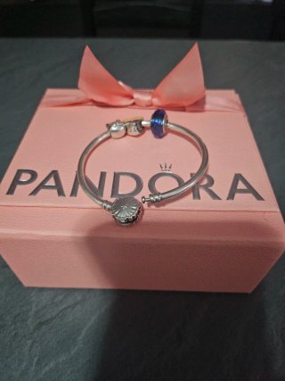 Pulsera Pandora con 3 charms incluidos