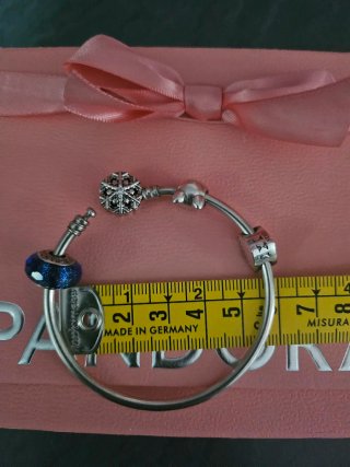 Pulsera Pandora con 3 charms incluidos