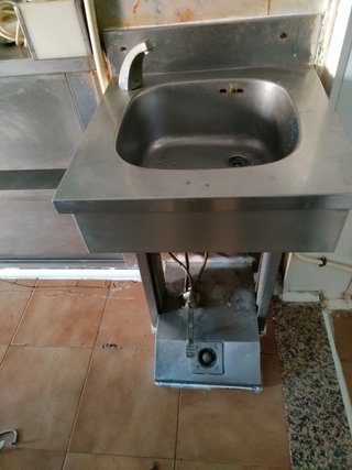 Pila acero inoxidable con activación al pie