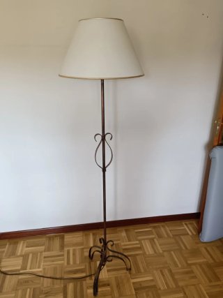 Lámpara de pie forja