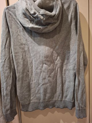 Sudadera gris con capucha