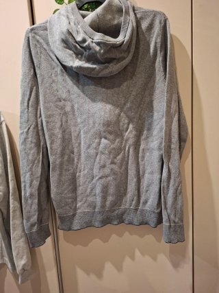 Sudadera gris con capucha