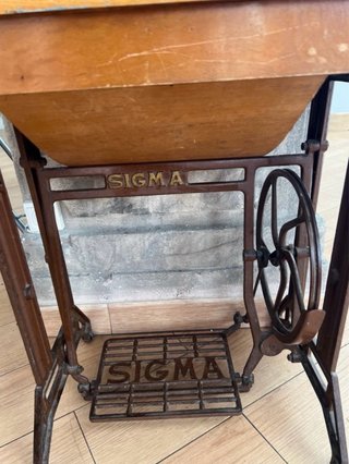 Máquina de coser Sigma antigua con mueble