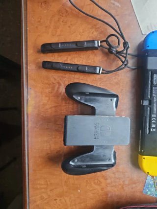 Nintendo Switch Azul/Amarillo + Juegos