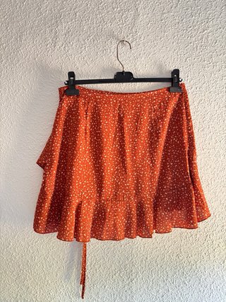 Falda corta estampada volantes