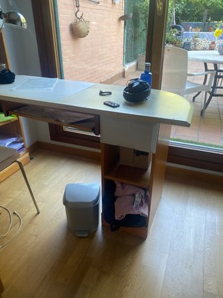 Dormitorio con 2 camas y estanterías,