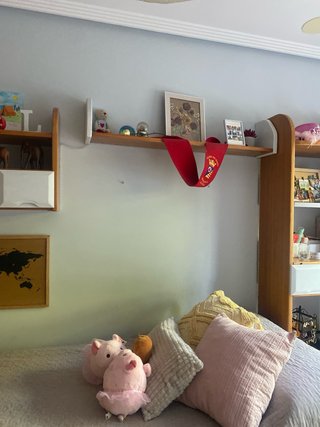Dormitorio con 2 camas y estanterías,