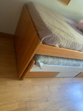 Dormitorio con 2 camas y estanterías,