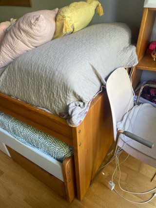 Dormitorio con 2 camas y estanterías,