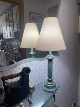 Lámpara de mesa clásica dorada y verde azulado
