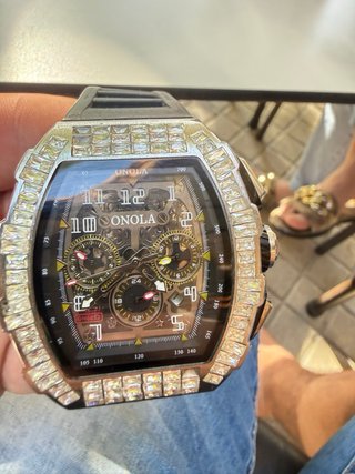 Reloj ONOLA con incrustaciones no original
