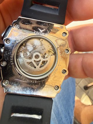 Reloj ONOLA con incrustaciones no original