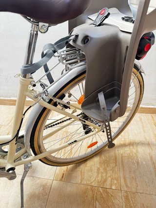 Bicicleta paseo con sillín, casco y luces