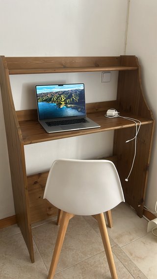 Escritorio de madera con estantería