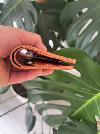 Cartera artesanal de cuero marrón