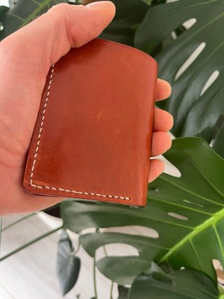 Cartera artesanal de cuero marrón