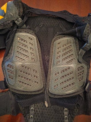 Peto de moto con protecciones