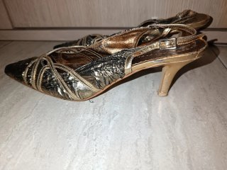 Zapatos de tacón fiesta negros y dorados