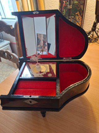 Caja de Música Antigua y joyero Bailarina