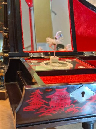 Caja de Música Antigua y joyero Bailarina