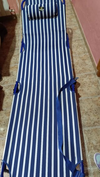 Hamaca de playa azul y blanca
