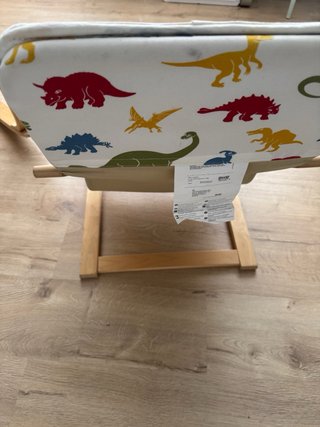 Silla infantil Ikea con estampado de dinosaurios