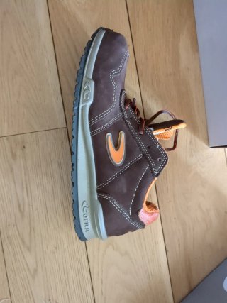Zapatos de seguridad COFRA marrones y naranjas