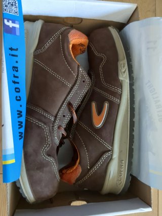 Zapatos de seguridad COFRA marrones y naranjas