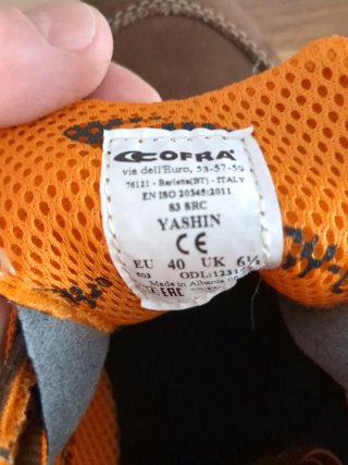 Zapatos de seguridad COFRA marrones y naranjas