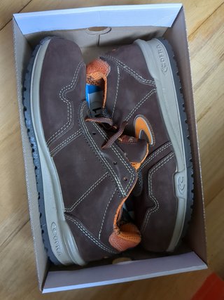 Zapatos de seguridad COFRA marrones y naranjas