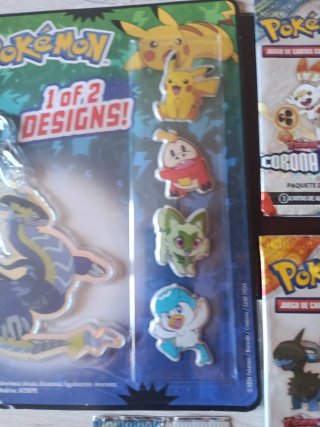 Lote Pokémon: Llavero y Paquetes de Cartas