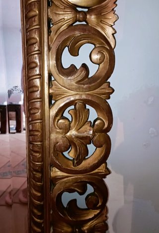 Fantástico espejo Rococó madera tallada dorado.